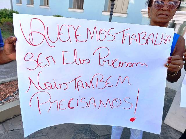Barraqueiros protestam contra mudança de local de trabalho na Micareta de Feira