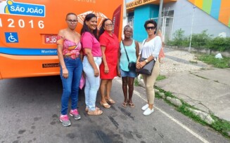 Mães de alunos da Apae reclamam de ônibus estacionados em frente a instituição