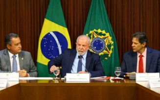Lula volta a trabalhar no Planalto após 10 dias tratando broncopneumonia no Alvorada