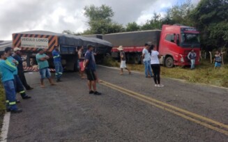 Carreta fica atravessada na BA-026 e trava trânsito entre os municípios de Maracás e Planaltino
