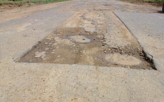 Comunidade de Bonfim de Feira pede conclusão das obras de recuperação da estrada que dá acesso ao local