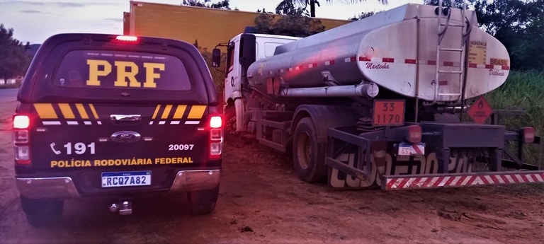 PRF apreende 10 mil litros de cachaça acondicionados dentro de caminhão-tanque utilizado no transporte de combustível