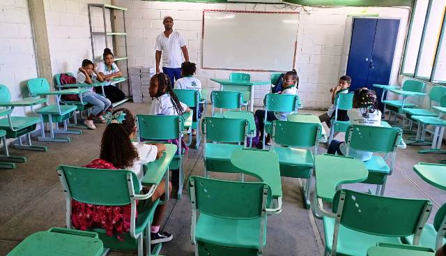 Escola municipal_ sala de aula_ foto Paulo José Acorda Cidade