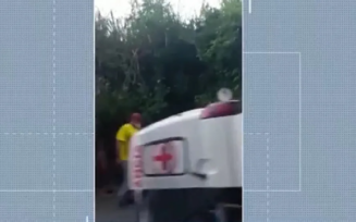 Três pessoas ficam feridas após ambulância tombar em rodovia no sul da Bahia
