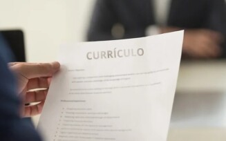Currículo: 77% dos brasileiros entrevistados têm ou já tiveram dúvidas ao redigi-lo