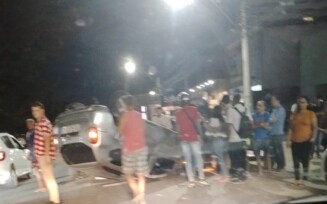 Veículo capota na Avenida Getúlio Vargas e causa engarrafamento