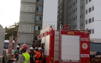 Funcionários que pintavam prédio são resgatados de altura de 30 metros após equipamento quebrar em Salvador