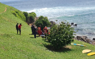 Turista morre afogada após ser atingida por onda enquanto tirava fotos em praia na Bahia