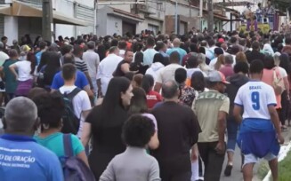 Tradicional procissão da Via Sacra reúne milhares de fiéis no interior da Bahia