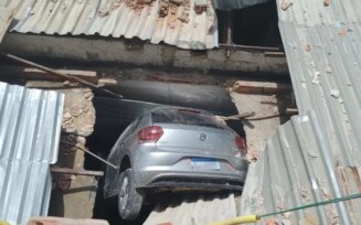 Idosa perde controle de direção de carro, atravessa dois muros e despenca de condomínio na Bahia