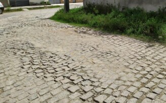 Moradores reclamam de buracos e problemas no calçamento em ruas do bairro Tomba e Campo Limpo; confira os flagrantes