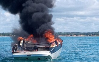 Embarcação pega fogo no mar próximo a Coroa Vermelha; tripulante não teve ferimentos