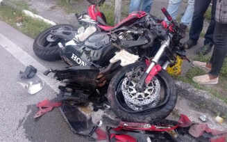 Jovem morre após colidir moto com picape Montana em Avenida João Durval