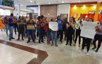 Manifestação de trabalhadores no Shopping Boulevard pede mais segurança e redução de horário na Micareta
