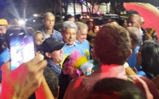 Governador Jerônimo Rodrigues se diverte em bloco na Micareta de Feira de Santana