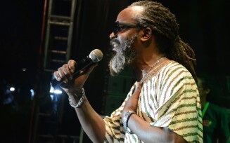 Andrew Tosh canta clássicos do reggae internacional na Micareta de Feira