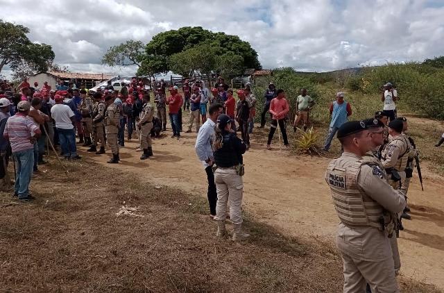 Força-tarefa montada pela PM impede conflito entre fazendeiros e integrantes do MST em Jaguaquara