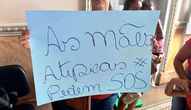 Protesto de mães de crianças autistas_ Foto Paulo José Acorda Cidade