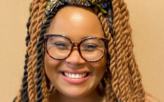 Conheça Samantha Vitena, professora negra expulsa de voo por recusar despachar mochila com notebook na Bahia