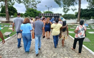Familiares, amigos e autoridades se despedem de Angelina Coutinho, mãe do radialista Dilton Coutinho