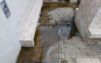 Caixa de esgoto rompe e contamina água de fonte na Queimadinha