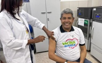 Dia D da vacinação, Jerônimo atualiza cartão com doses da bivalente e contra a Influenza e pede que população se vacine