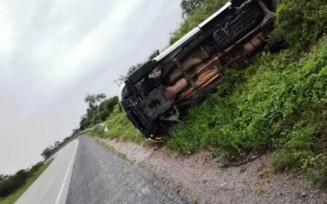 Carro de funerária de Coité capota próximo a cidade de Tanquinho; motorista não ficou ferido
