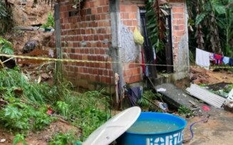 Casa desaba em Cajazeiras e três pessoas ficam soterradas