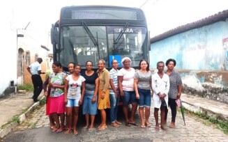 Moradores do bairro Limoeiro retém ônibus em protesto por alteração em linha