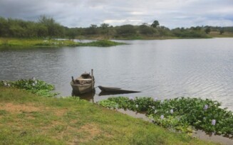 Mulher grávida morre após barco virar no Rio Jacuípe; filho adolescente está desaparecido