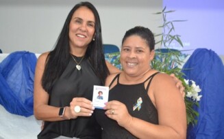 Prefeitura entrega as primeiras carteiras de identificação a pessoas com autismo