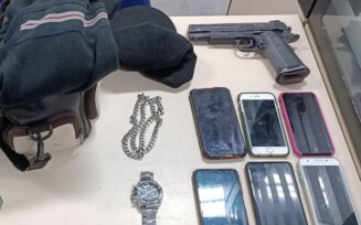 Rondesp Leste apreende suspeito na prática de roubo e assalto em Feira de Santana; homem estava com simulacro e celulares