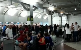 Aeroporto de Salvador tem atividades suspensas; voos são cancelados e passageiros se aglomeram em saguão