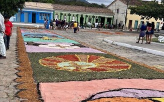 Tradição dos Tapetes Coloridos e Noite das Lanternas é destaque em todo o Brasil