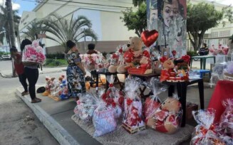Comerciantes aproveitam o Dia dos Namorados para vender cestas românticas