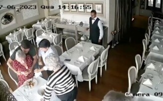 VÍDEO: João Roma socorre idosa que se engasgou em restaurante