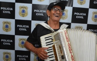 Polícia Civil entrega oficialmente sanfona que foi furtada a Baio do Acordeon