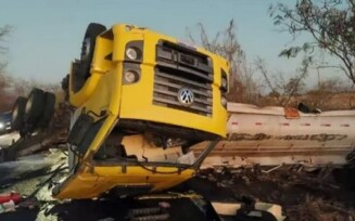BR-030: caminhão tanque tomba e interdita parte de pista em Palmas de Monte Alto