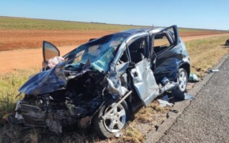 acidente entre três carros deixa dois mortos e cinco feridos
