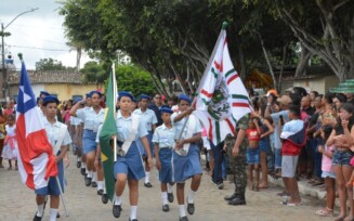 Alunos da Escola Cívico Militar de Feira de Santana no desfile do 2 de julho