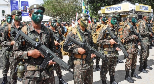 Militares do exército no Desfile civico-miliar em comememoração ao 2 de julho, dia da Independência da Bahia