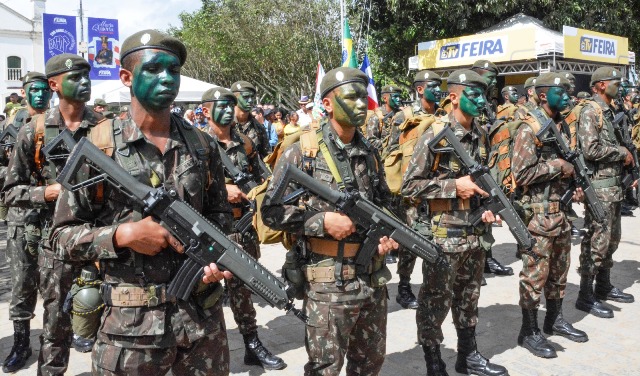 Militares do exército no Desfile civico-miliar em comememoração ao 2 de julho, dia da Independência da Bahia