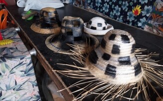 Bando das Baraúnas confecciona chapéus de palha para festejar no próximo domingo (9)