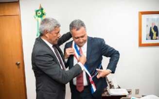 Em Brasília, Jerônimo condecora ministro Rui Costa com medalha da Ordem 2 de Julho