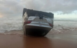 Carro é encontrado capotado no mar na Região Metropolitana de Salvador