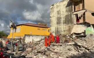 Prédio desaba em Recife e pessoas ficam soterradas