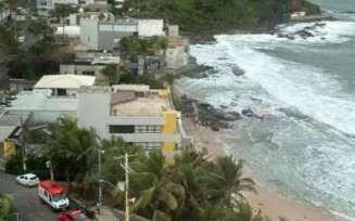 Duas pessoas são resgatadas de afogamento em praia de Salvador