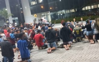 Familiares e amigos de jovem baleado em briga de trânsito fazem corrente de orações em frente ao HGCA