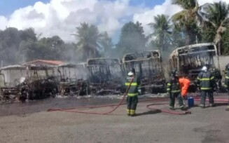 Fogo destrói cinco ônibus na garagem em Alagoinhas