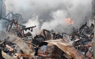 Incêndio destrói duas lojas de autopeças em Feira de Santana